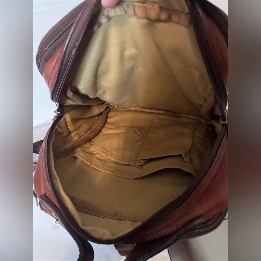 Duluth Trading Co Lifetime Leather Travel Bag Multi Zip Pocket Crossbody Brown